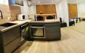 Studio avez mezzanine et petit jardin